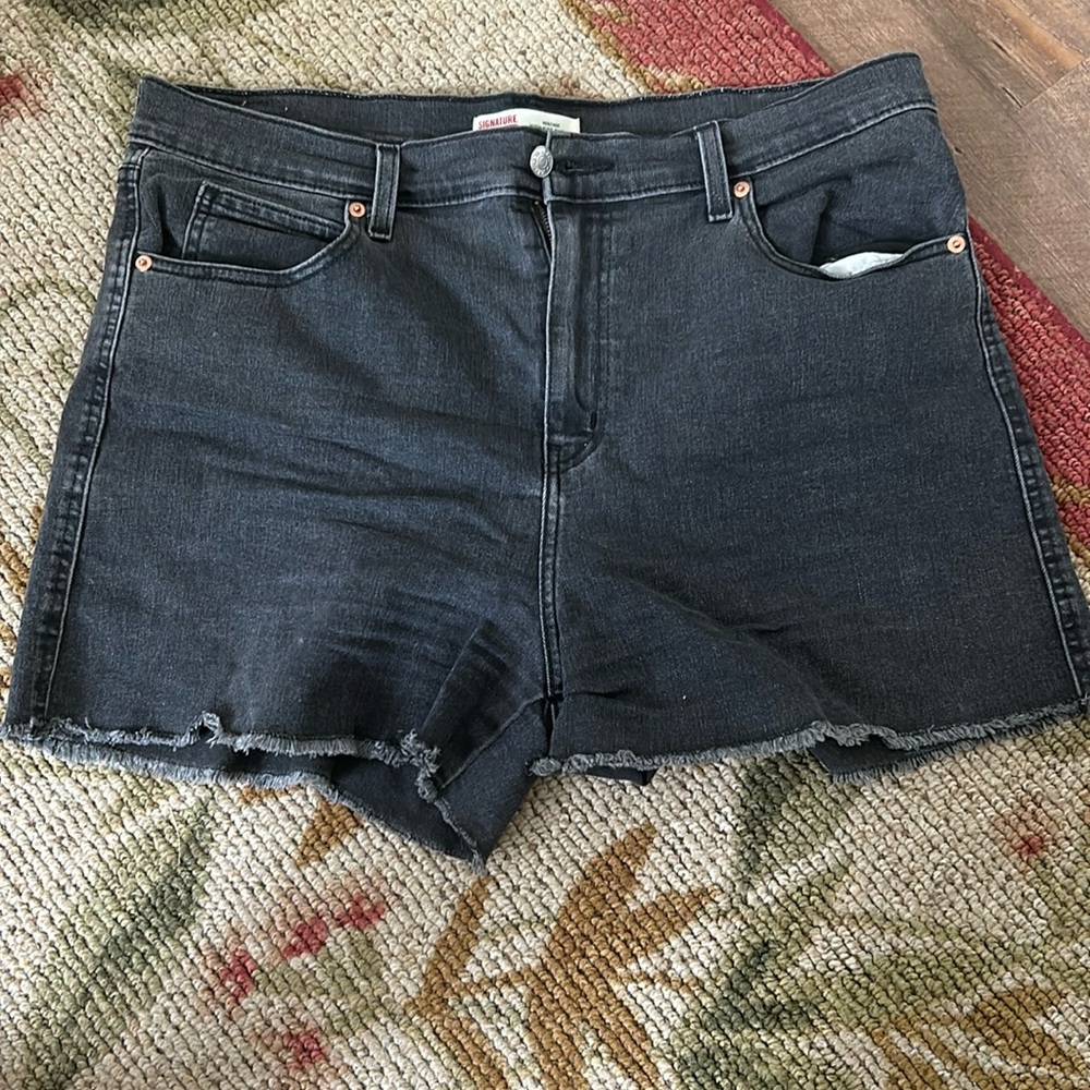 Women’s Levi Strauss vintage high rise black Jean shorts. Size 14-W32